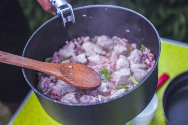 Kamp tenceresinde et pişirmek