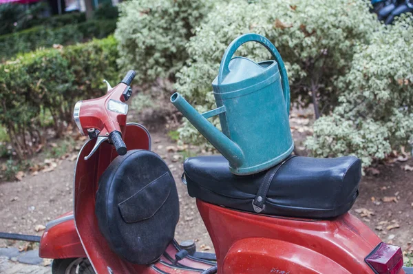 Arrosoir Sur Siège Une Moto Rouge — Photo