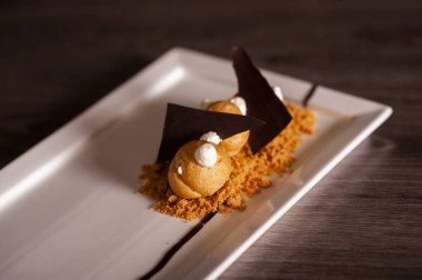 Kremalı ve çikolatalı kek.