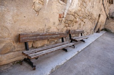 Caddedeki kahverengi ahşap banklar