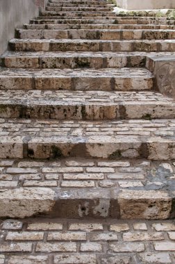 Köydeki taş merdivenler.