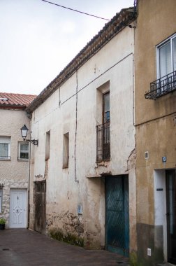 İspanya 'da bir köyde eski evler