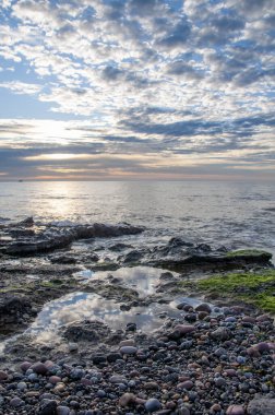 Valencia 'da bir çakıl taşı plajı manzarası