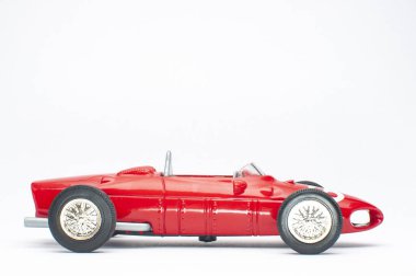 Beyaz arkaplanda kırmızı oyuncak araba