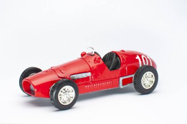 Beyaz arkaplanda kırmızı oyuncak araba