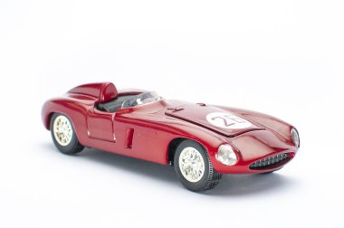 Beyaz arkaplanda kırmızı oyuncak araba