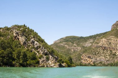 Cofrentes 'te dağları olan doğal göl (İspanya)