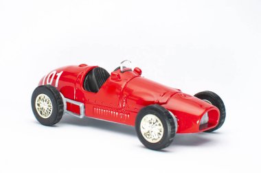 Beyaz arkaplanda kırmızı oyuncak araba