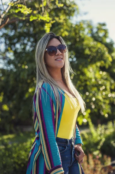 Happy Adult Woman Walking Park Sunglasses — Stock Photo, Image