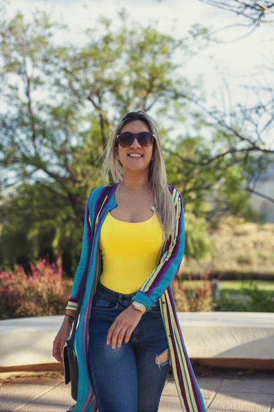 Parkta Güneş Gözlükleriyle Yürüyen Mutlu Yetişkin Kadın — Stok fotoğraf