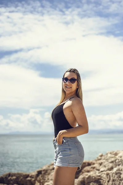 Girl Posing Rocks — Stock Photo, Image