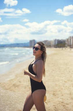 Sahilde el çırpan kız.