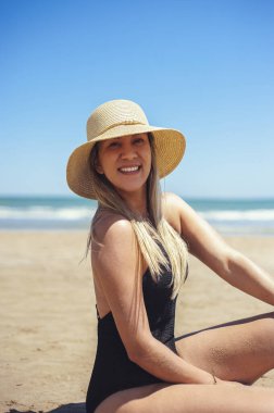 Sahilde el çırpan kız.