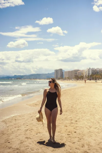 Girl Walking Beach — Stock Photo, Image