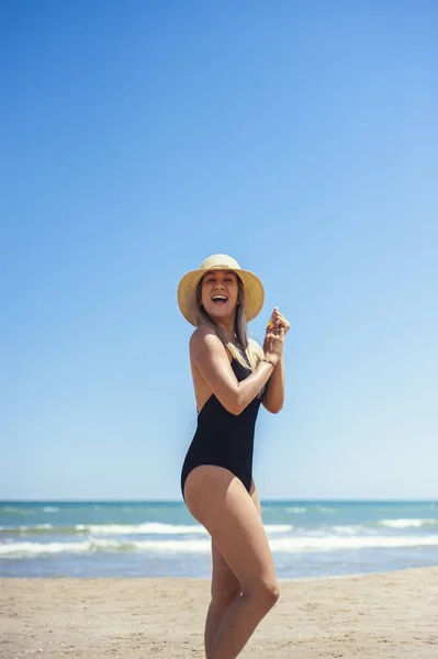 Ragazza Posa Applausi Sulla Spiaggia — Foto Stock