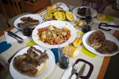 Aile yemeği masada salata ve etle.