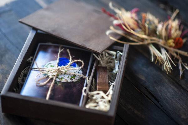 Свадебный пакет для фотографов с деревянной коробкой с ручкой и фотографиями
