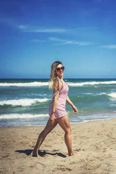 Menina Andando Praia — Fotografia de Stock