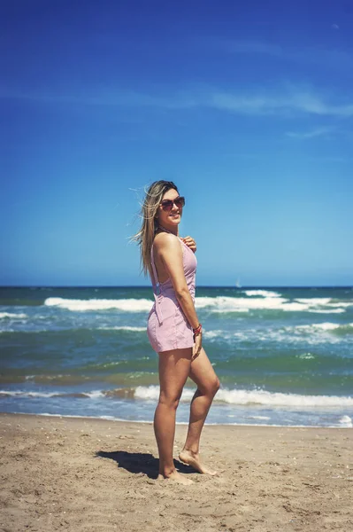 Menina Posando Praia — Fotografia de Stock