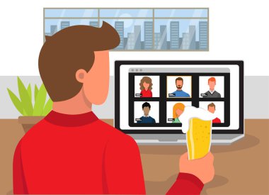 Arkasından video konferans ile iletişim kuran ve arkadaşlarıyla bira içen bir adamın yakın çekimi. Sanal toplantı. Video konferansı. Görüntülü sohbet.