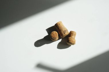 Beyaz arka planda şarap mantarları