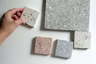 Beyaz arka planda farklı renklerde terrazzo.