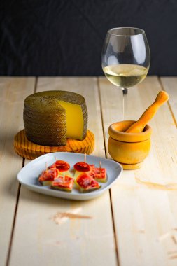 Peynir ve jambon ve beyaz bir tabakta beyaz şarap.