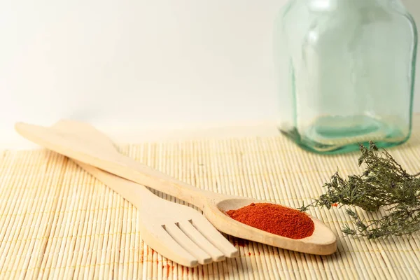 Paprikapoeder Een Houten Lepel Mediterrane Voedselingrediënt Met Een Fles Een — Stockfoto