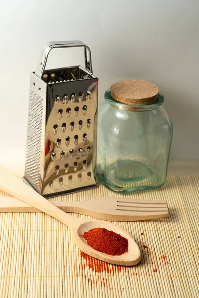 Πάπρικα Σκόνη Ένα Ξύλινο Κουτάλι Μεσογειακό Συστατικό Τροφίμων Ένα Μπουκάλι — Φωτογραφία Αρχείου
