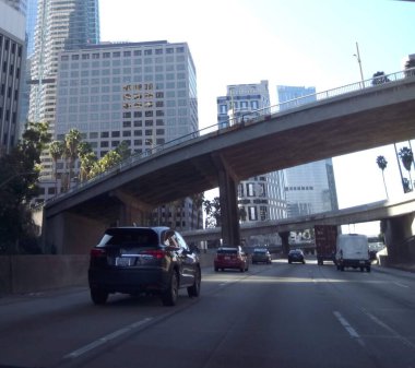 Los Angeles 'ın güzel şehir merkezindeki gökdelenler. Parlak güneşli bir gün