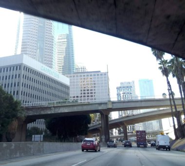 Los Angeles 'ın güzel şehir merkezindeki gökdelenler. Parlak güneşli bir gün