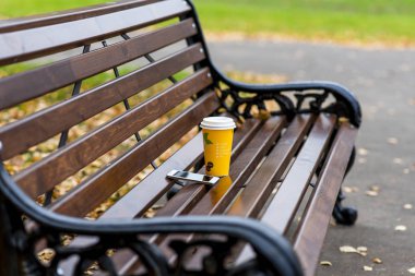 Baharda bir tezgah yakından ya da düşme, fincan çay kahve, kahvaltı fikir, beyaz smartphone, metin, yalnızlık özgürlük için Internet kavramı arka plan