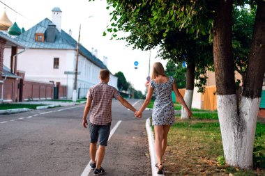 erkek ve kadın birbirlerinin elini tutun, yaz City, olay genç aile, yeni evliler karmaşık ilişki kavramı. Romantik bir yaşam tarzı. Açık havada.
