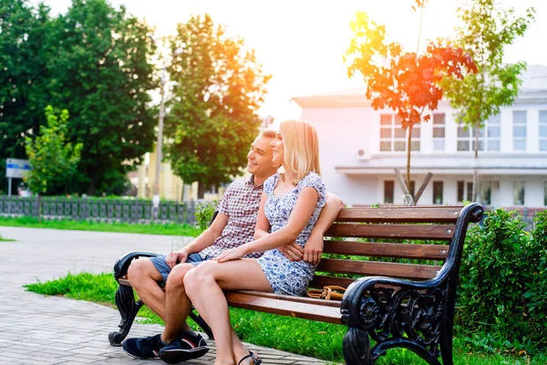 Tezgah dinlenme üzerinde oturan bir yaz parkta kızla adam arka plan metin toplantı, mutlu aile kavramı sloganı tadını çıkarın. Şehir hayatı. ülkede tatil.