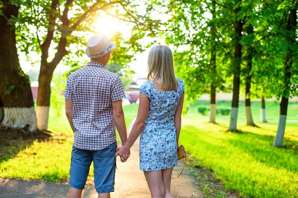 Erkek ve kadın park şeritte sarılma bir bankta oturan genç çift, aşk, nazik Bildirgesi sarıl, kavram olay aile, mutlu bir evlilik. Şehirde bir yaşam tarzı. Açık havada.