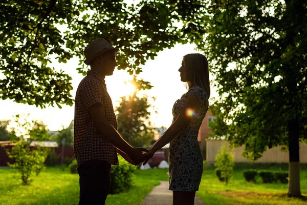 Erkek ve kadın park şeritte sarılma bir bankta oturan genç çift, aşk, nazik Bildirgesi sarıl, kavram olay aile, mutlu bir evlilik. Şehirde bir yaşam tarzı. Açık havada.