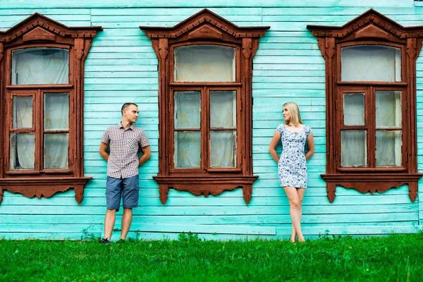 Mann und Frau zu Hause mit großen Holzfenstern, Sommer in der Stadt, Eventkonzept der jungen Familie, komplexe Beziehung der Frischvermählten. Lebensstil in Romantik. Draußen. alter Stil. — Stockfoto