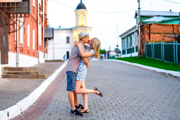 Junges Paar Sommertag in der Stadt küssen mit Liebe Konzept Familienereignis, die Beziehung. Lifestyle in der glücklichen Romantik. Draußen. Mädchen im Kleid Kerl im Hut. — Stockfoto