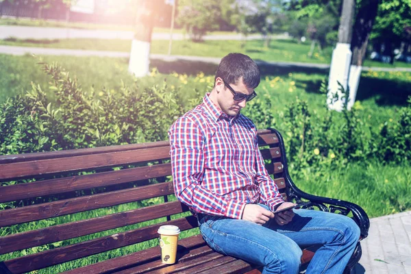 Mann gegen Wand, ernster Blick, Selbstverständnis. im Sommer, die dunkle Brille und ein Hemd. — Stockfoto