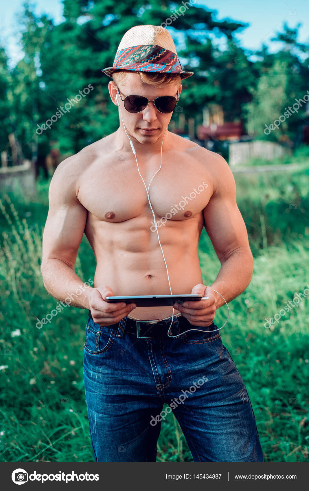 krasivie-parni-sportsmeni-na-plyazhe-video-zrelie-mamki-s-ogromnoy-otvisshey-grudyu