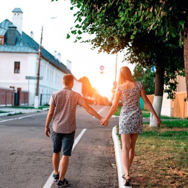 Trende, şakacı kız şehirde yaz aylarında el tarafından gider adam tutar, ilişkiler kavramı, yeni evliler. Yaşam tarzı, yaz bir kızla bir adamdır.