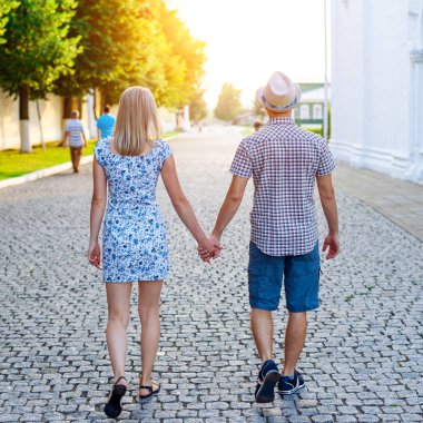 Genç modern kaç şehirde yaz tam büyüme, Aşk ergenlerin tutum, mutlu bir aile, bir yaşam tarzı kavramı içinde. Aşk ilanı. Onlar birbirlerinin tutarak git