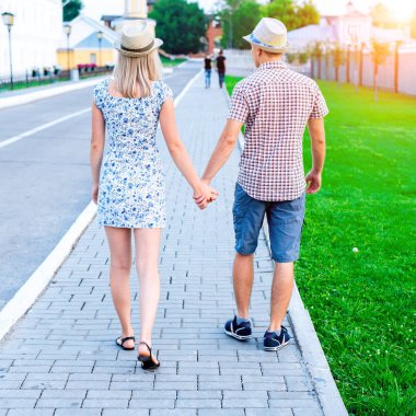 Genç modern kaç şehirde yaz tam büyüme, Aşk ergenlerin tutum, mutlu bir aile, bir yaşam tarzı kavramı içinde. Aşk ilanı. Onlar birbirlerinin tutarak git