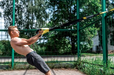 Adam bir atlet, doğa şehir, trenler eğitim, denge motivasyon, döngüler eğitim yaz tabaklanmış deri şort. Silah egzersiz.