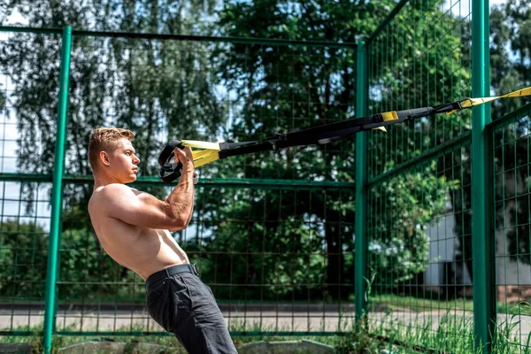 Erkek atlet, trenler temiz havada yaz eğitim, denge motivasyon, döngüler eğitim tabaklanmış deri şort.