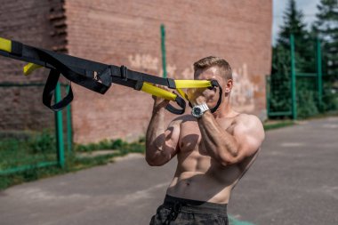 Erkek atlet bir mükemmel yaz, şehirde eğitim döngüler eğitim, eğitim, hissediyorum, güç ve denge, motivasyon, tabaklanmış deri. Pazı kas egzersiz. Güneşli bir gün. Erkek basın.