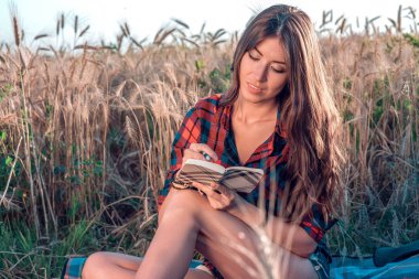 Güzel esmer kız alanında. Kavram yeni fikirler, doğa taze yaz okuma notları. Onun bir dizüstü bilgisayar, uzun saç ver. Günlük notları çalışma.