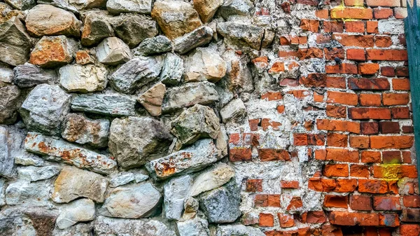 Taş eski büyük bloklardan duvar. Arka plan taş. Güzel dokulu vintage antika arka plan. Eski duvar ve bir taş ile yeni bir tuğla.