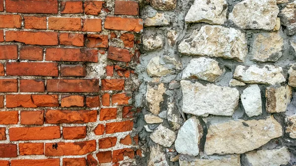 Taş eski büyük bloklardan duvar. Arka plan taş. Güzel dokulu vintage antika arka plan. Eski duvar ve bir taş ile yeni bir tuğla.