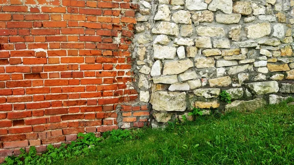Taş eski büyük bloklardan duvar. Arka plan taş. Güzel dokulu vintage antika arka plan. Eski duvar ve bir taş ile yeni bir tuğla.